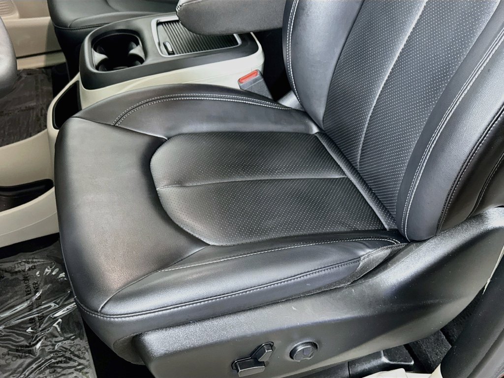Used 2024 Chrysler Pacifica Touring-L FWD image 18
