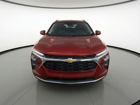 Used 2025 Chevrolet Trax LT image 2