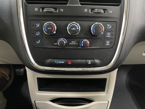 Used 2019 Dodge Grand Caravan SE w/ UConnect Hands-Free Group image 27