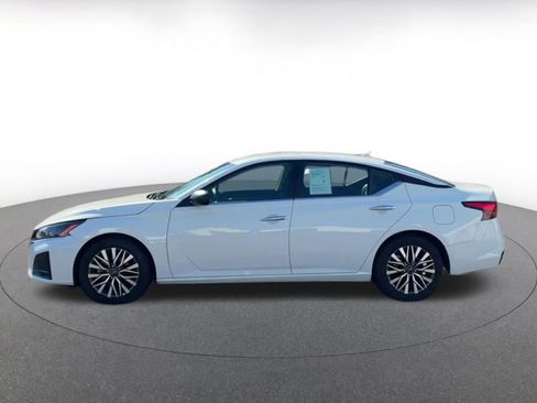 Used 2025 Nissan Altima 2.5 SV image 9