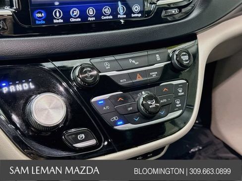 Used 2018 Chrysler Pacifica Touring-L w/ Premium Audio Group FWD image 15