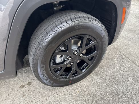 New 2025 Jeep Grand Cherokee Altitude image 13