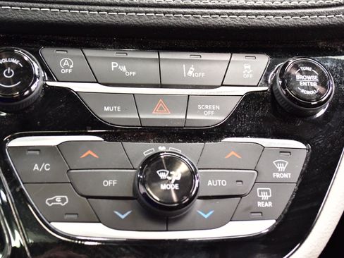 Used 2023 Chrysler Pacifica Touring-L w/ Uconnect Theater Family Group FWD image 28