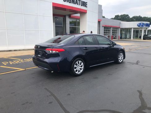 Used 2021 Toyota Corolla LE FWD image 2