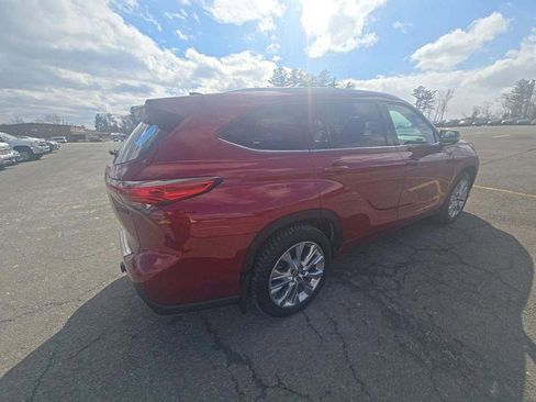 Used 2023 Toyota Highlander Limited image 3