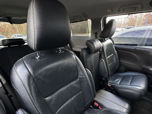 Used 2017 Toyota Sienna SE image 40