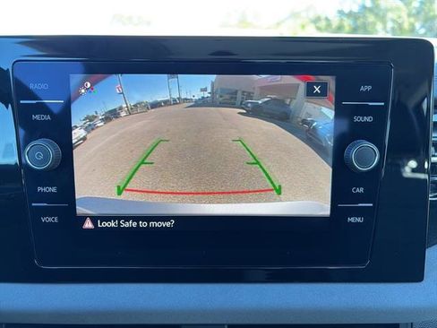 Certified 2025 Volkswagen Jetta SE w/ Sunroof Package image 22