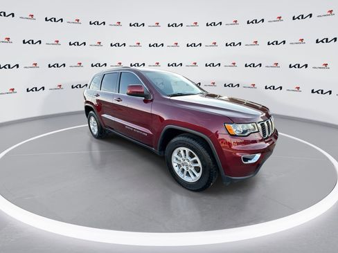 Used 2019 Jeep Grand Cherokee Laredo image 2