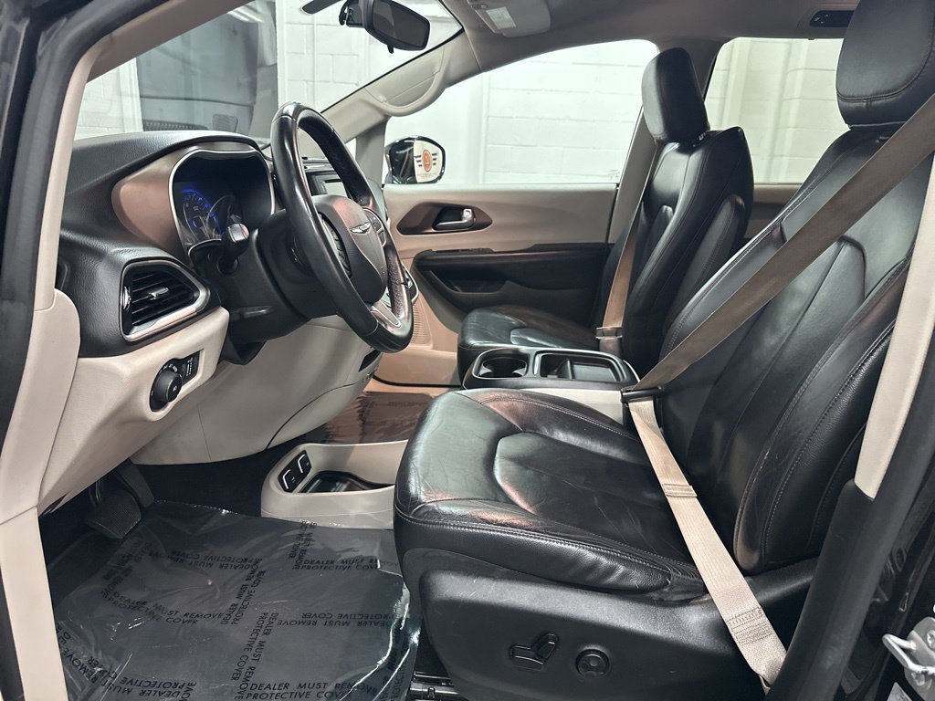 Used 2017 Chrysler Pacifica Touring-L FWD image 18