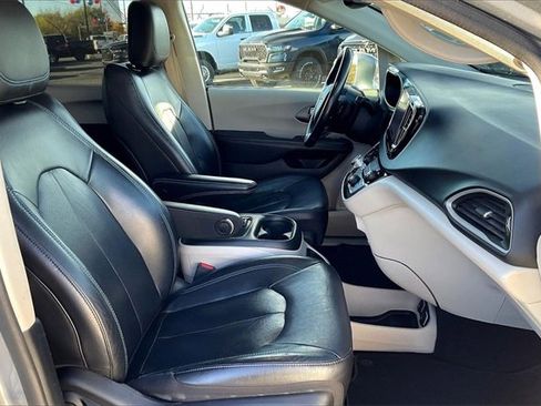 Used 2021 Chrysler Pacifica Touring-L image 7