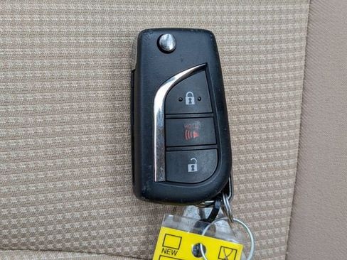 Used 2021 Toyota RAV4 LE FWD image 27