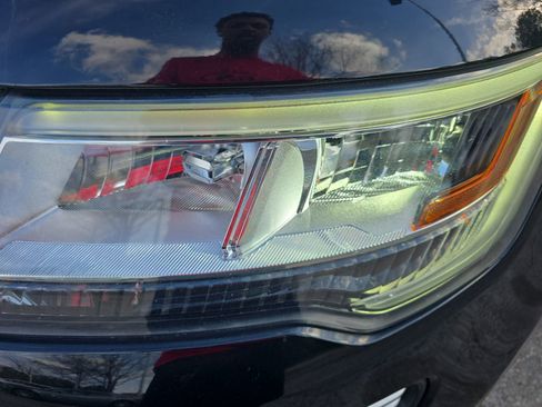 Used 2018 Ford Explorer XLT image 29