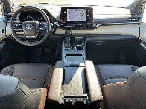 Used 2023 Toyota Sienna Platinum image 2