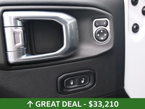 Used 2025 Jeep Wrangler Unlimited Sahara AWD/4WD image 19