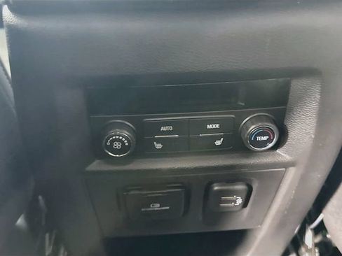 Used 2022 Chevrolet Traverse Premier FWD image 26