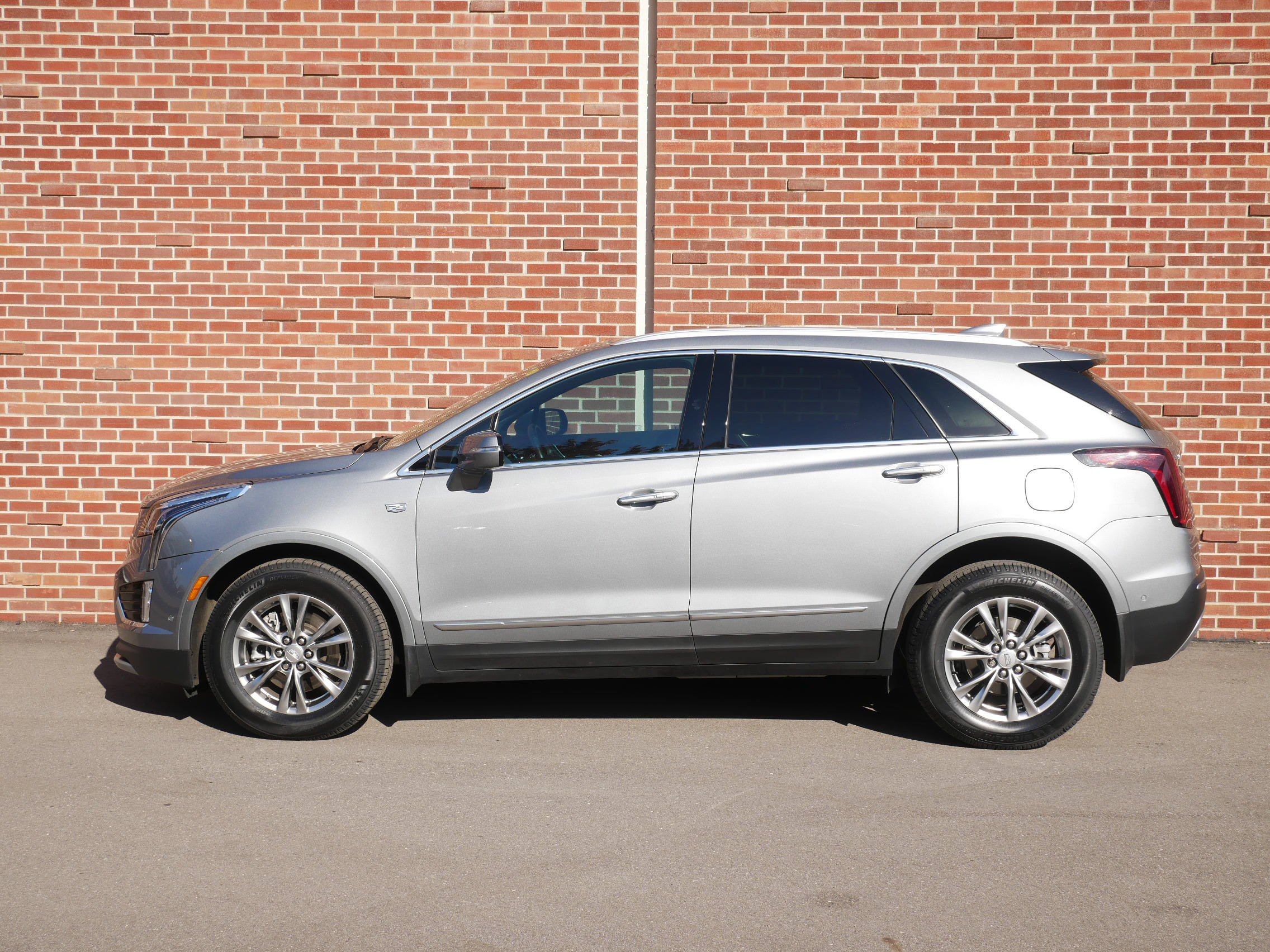 Used 2023 Cadillac XT5 Premium Luxury w/ Technology Package AWD/4WD image 2