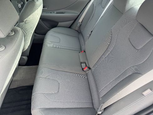 Used 2025 Hyundai Elantra SE image 12