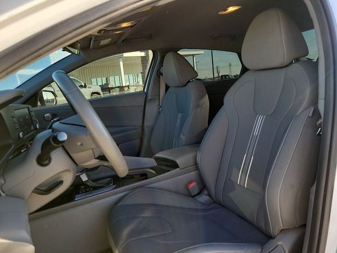 Used 2025 Hyundai Elantra Sport FWD image 11