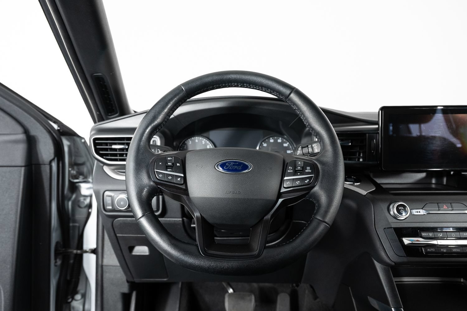 Used 2020 Ford Explorer XLT w/ Equipment Group 202A AWD/4WD image 33