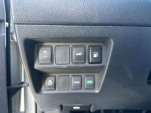 Used 2018 Nissan Rogue SV w/ Premium Package image 13