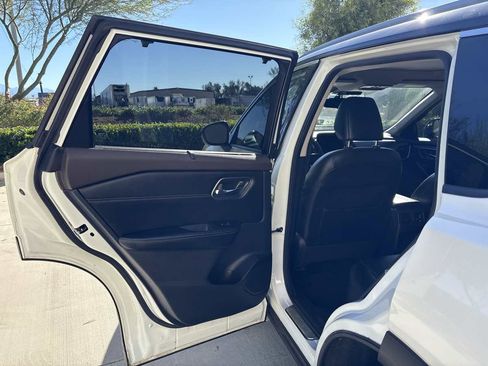 Used 2021 Nissan Rogue Platinum image 11