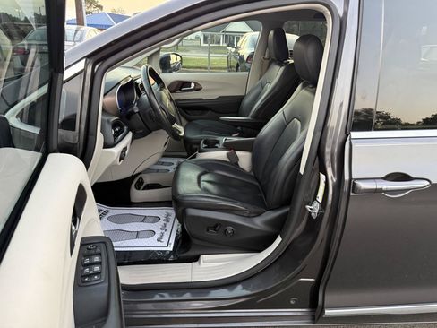 Used 2018 Chrysler Pacifica Touring-L Plus FWD image 7