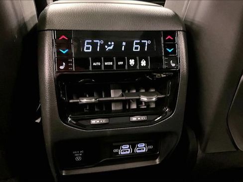 Used 2024 Jeep Grand Cherokee Overland w/ Luxury Tech Group IV image 33