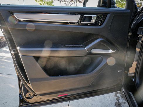 Used 2021 Porsche Cayenne Turbo S image 14