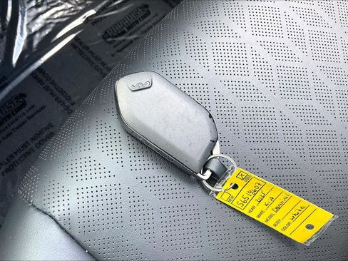 Used 2025 Kia Carnival image 13