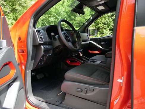 Used 2025 Nissan Frontier Pro-X RWD image 24