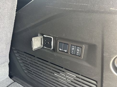 Used 2025 GMC Yukon Denali RWD image 8