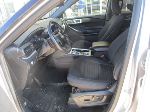Used 2020 Ford Explorer XLT w/ Comfort Package AWD/4WD image 4
