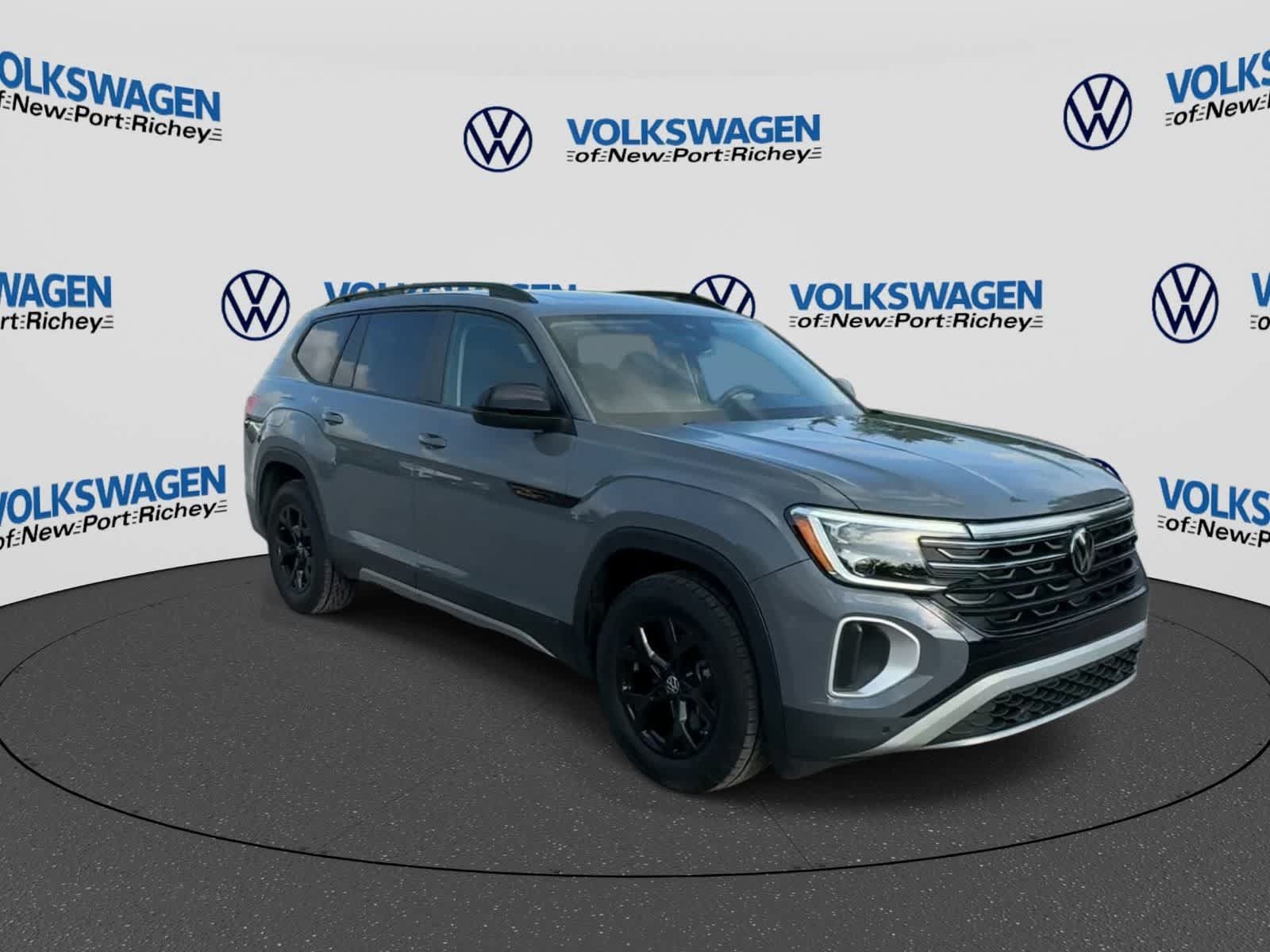 Used 2024 Volkswagen Atlas Peak Edition SEL AWD/4WD image 2