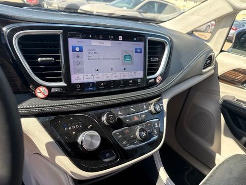 Used 2023 Chrysler Pacifica Limited FWD image 14