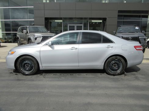 Used 2010 Toyota Camry LE image 3