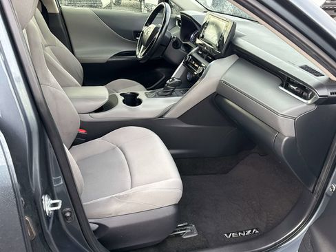 Used 2021 Toyota Venza LE image 19