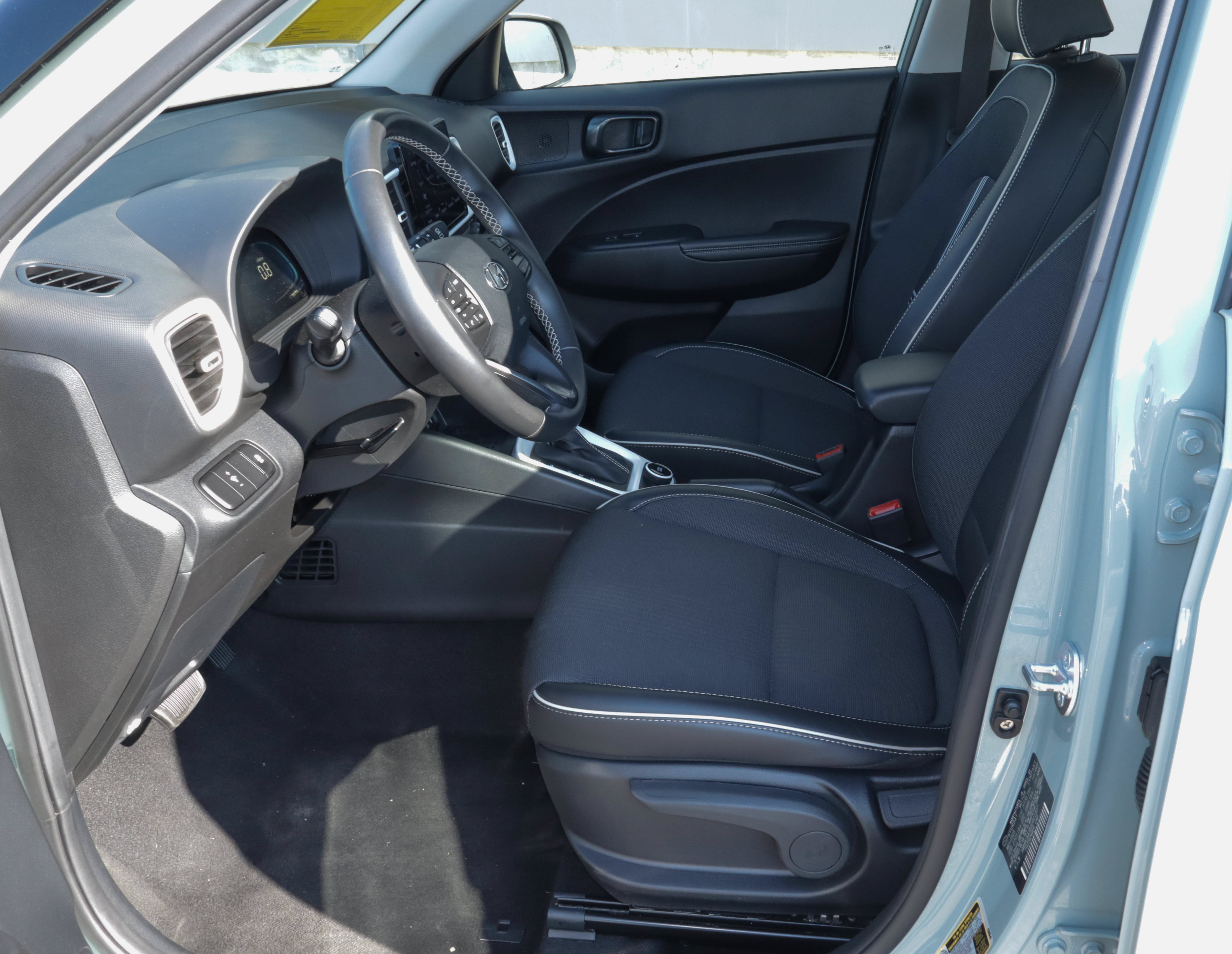 Used 2025 Hyundai Venue Limited FWD image 7