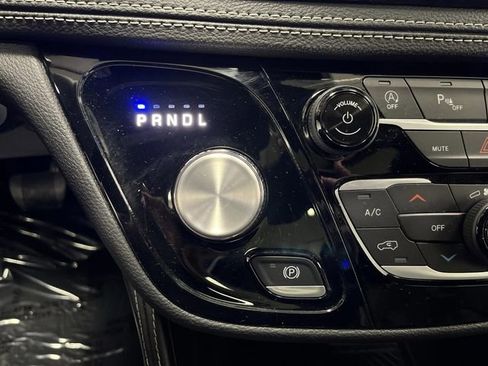 Used 2025 Chrysler Pacifica Limited image 21