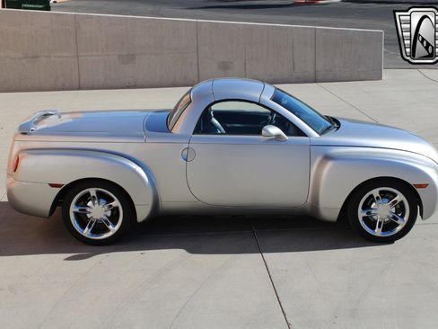 Used 2005 Chevrolet SSR w/ Preferred Equipment Group image 16