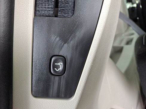 Used 2012 Dodge Grand Caravan SXT image 28