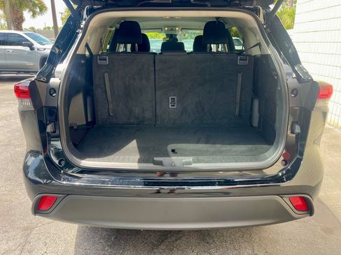 Used 2025 Toyota Highlander LE FWD image 4