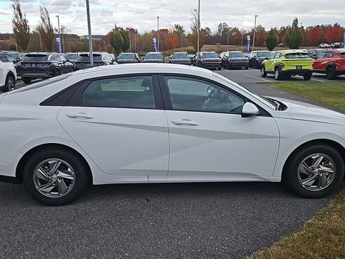 New 2025 Hyundai Elantra SE image 8
