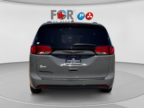 Used 2020 Chrysler Pacifica Touring-L Plus w/ Advanced Safetytec Group FWD image 4