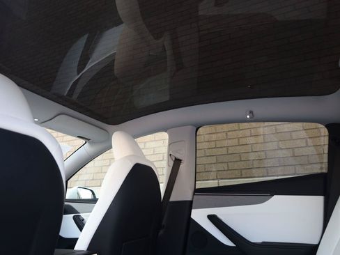Used 2026 Tesla Model Y 2WD image 19