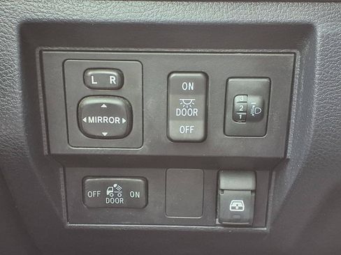 Used 2017 Toyota Tundra SR5 w/ SR5 Upgrade Package RWD image 15
