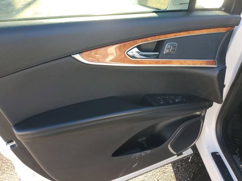 Used 2019 Lincoln Nautilus Select image 10