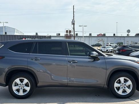 Used 2024 Toyota Highlander LE FWD image 6
