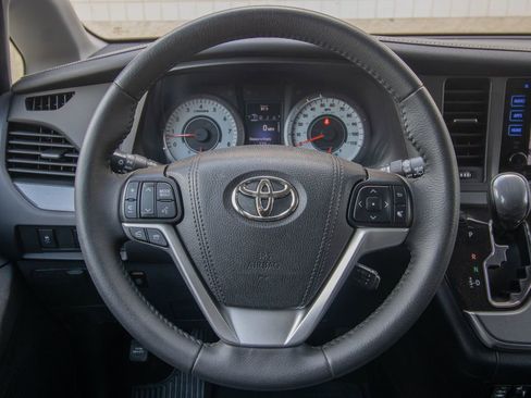 Used 2017 Toyota Sienna SE w/ SE Preferred Package image 31