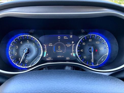 Used 2024 Chrysler Pacifica Touring-L FWD image 12