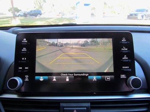 Used 2018 Honda Accord Touring image 30